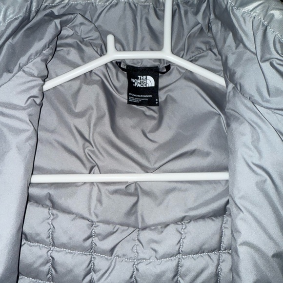 The North Face Women's Silver Puffer Jacket - Picture 3 of 4